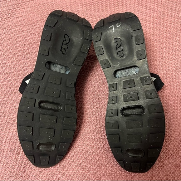 Nike Mens 7.5 Air Max Flyknit Racer Triple Black Gray Running Shoes FD2764-001 - Picture 7 of 8